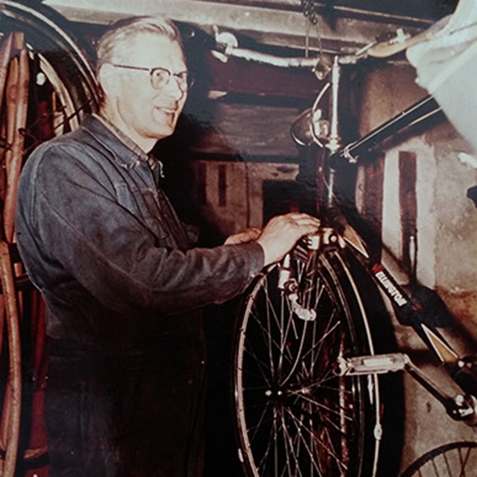 Thomas Knudsen - Reparation af cykel.jpg