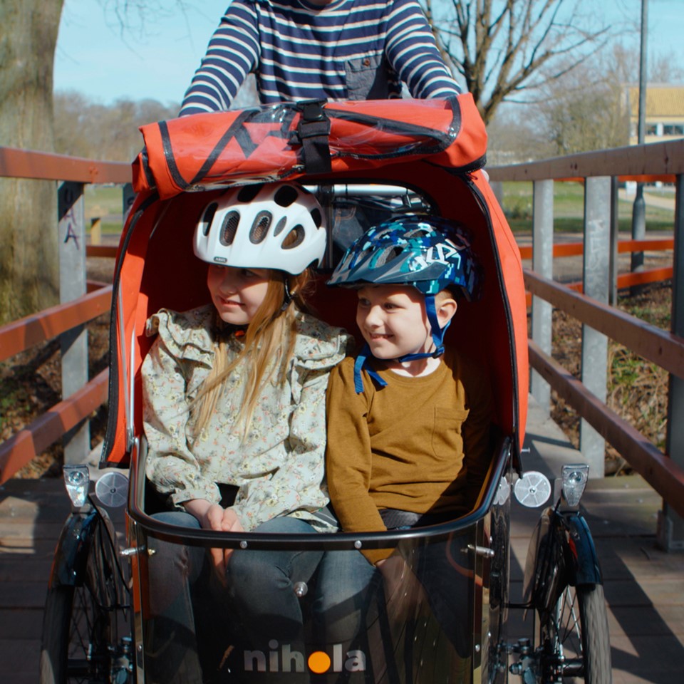Børn-med-cykelhjelme-i-elcykel.jpg
