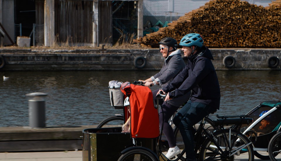 Cykel-med-cykeltrailer-og-ladcykel-på-tur-ved-kanalen.jpg