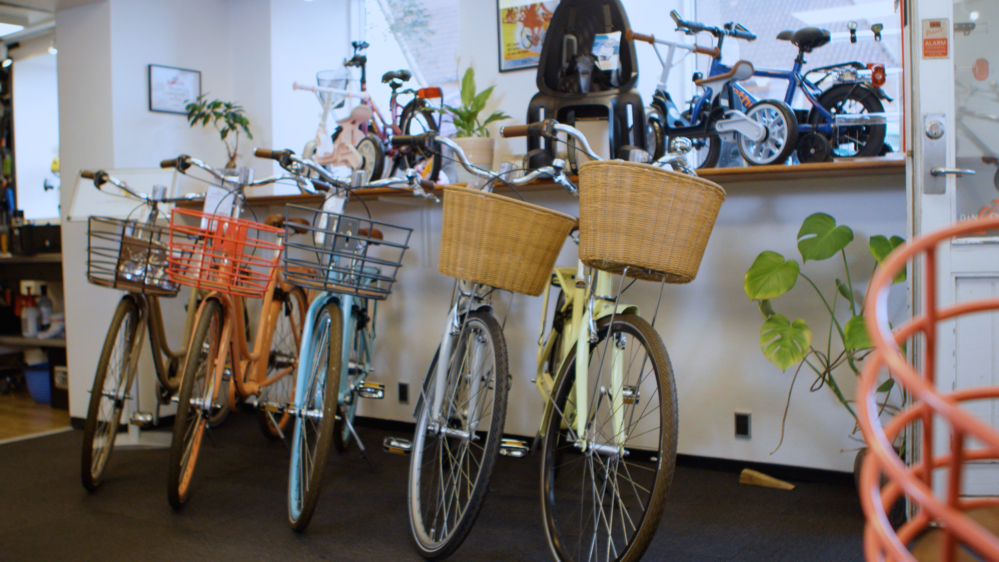 Farverige-cykler-med-cykelkurve-på-række-hos-Brotorvets-Cykler.jpg