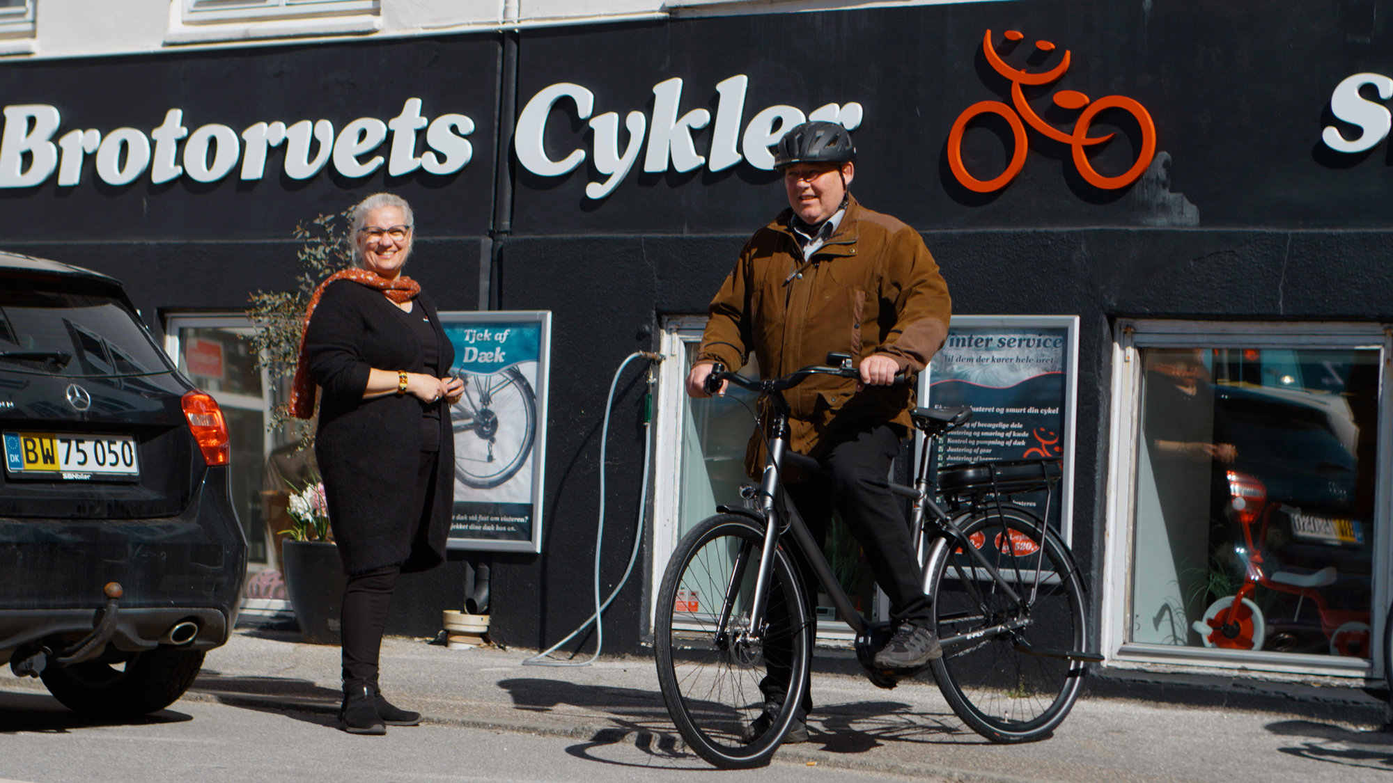 Glad-cykelist-på-ny-cykel-fra-Brotorvets-Cykler.jpg