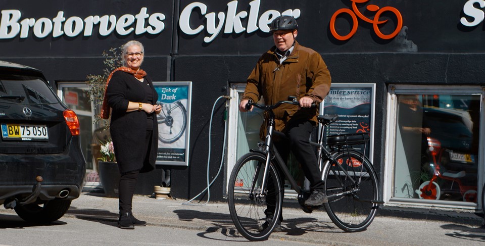 Glad-cykelist-på-ny-cykel-fra-Brotorvets-Cykler.jpg
