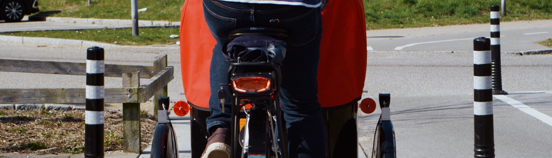 Nihola-ladcykel-med-cykelist-set-bagfra.jpg