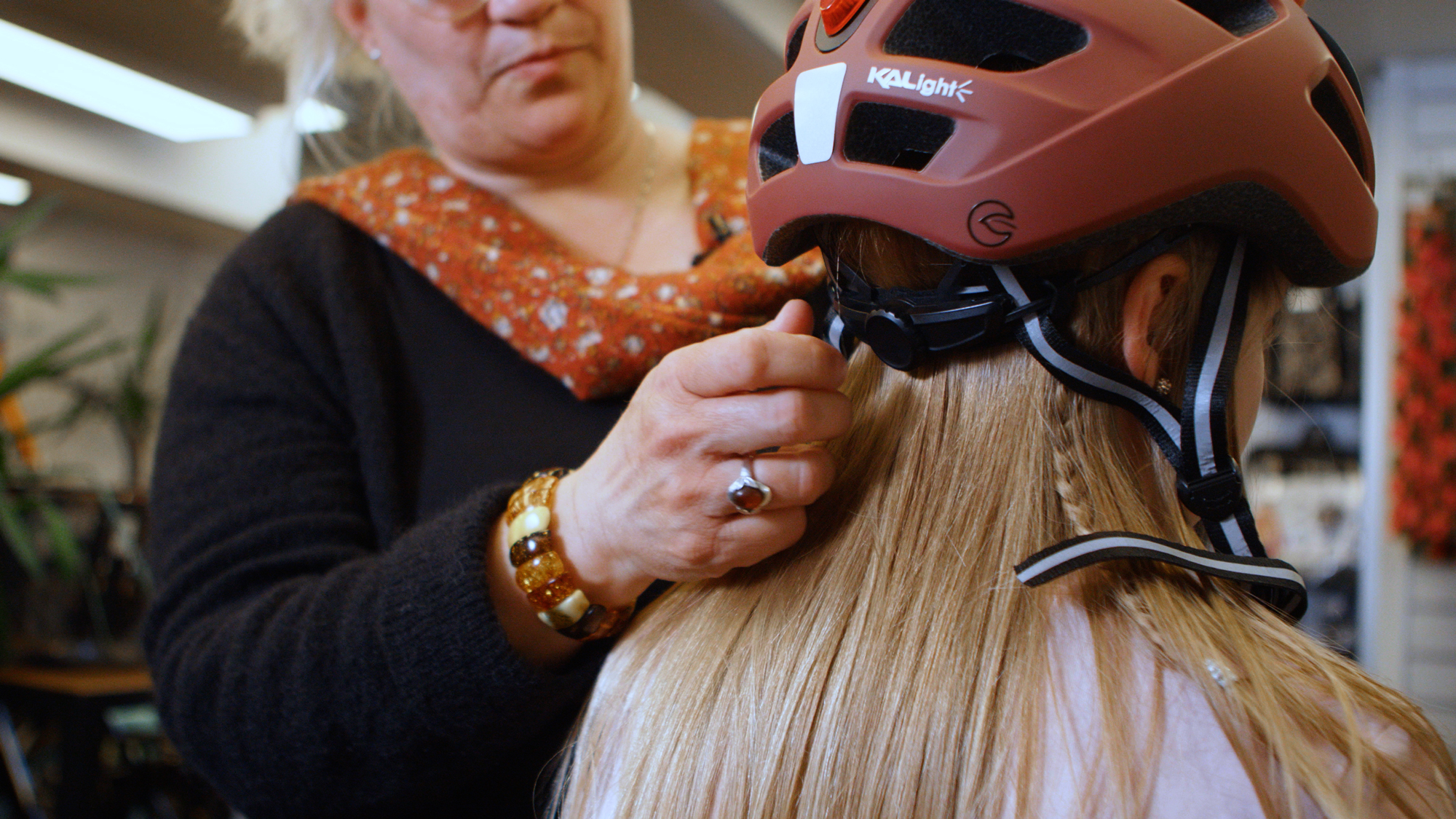 Rikke-vil-hjælpe-med-at--justere-cykelhjelm-på-pige.jpg
